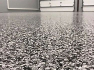 płatki dekoracyjne na podłodze